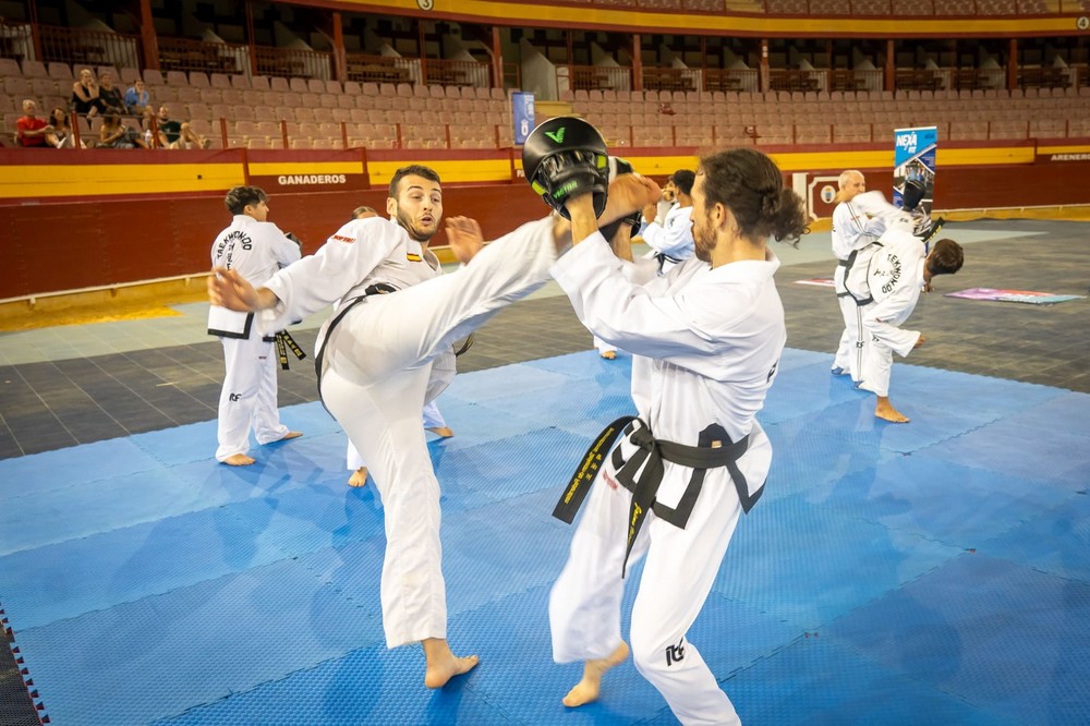 Comienzan la XXXVI edición de las ‘100 Horas de Deporte’ en Roquetas de Mar con gran éxito de participación