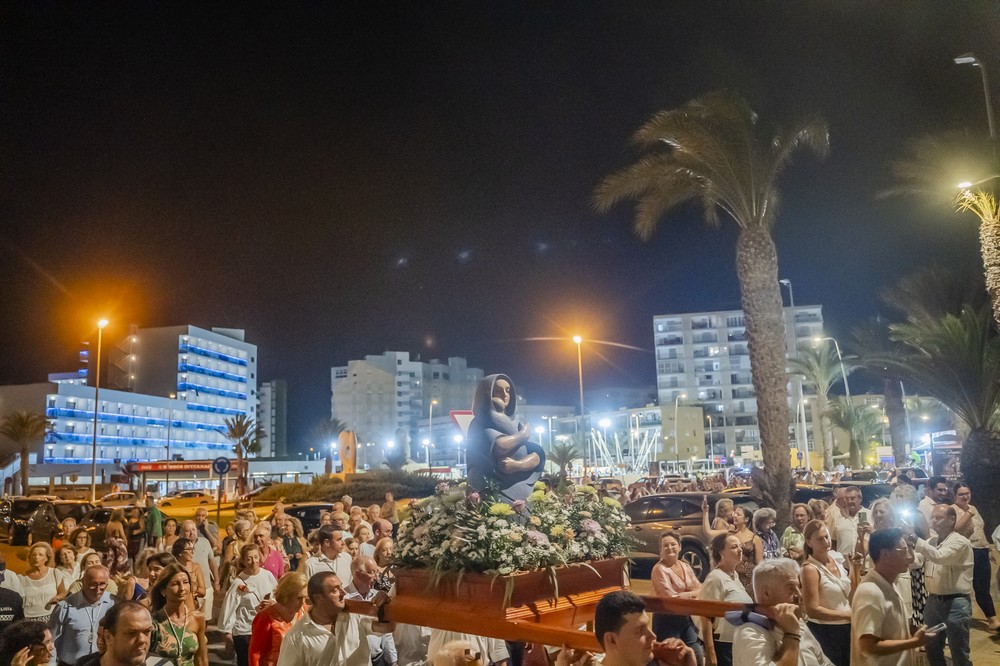 La Virgen de Los Vientos vuelve a procesionar por la la Urba de Roquetas tras más de 20 años