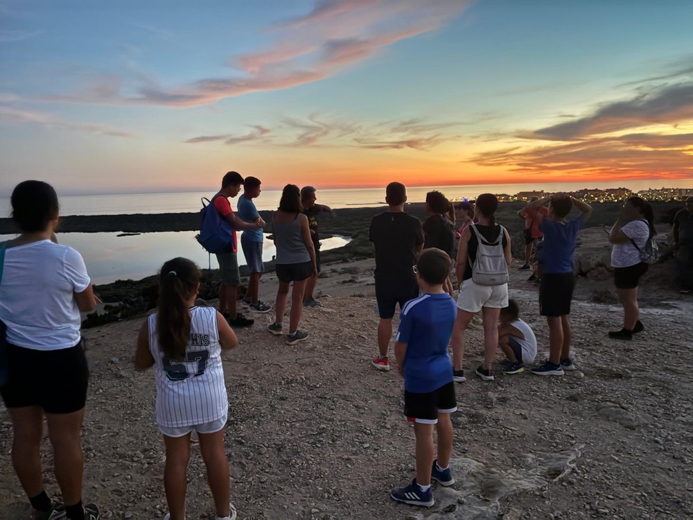 Niños y adultos conocen Punta Entinas-Sabinar al atardecer