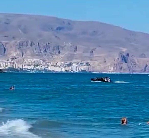 Una patera desembarca en la Playa de La Bajadilla de Roquetas a plena luz del día y ante los bañistas