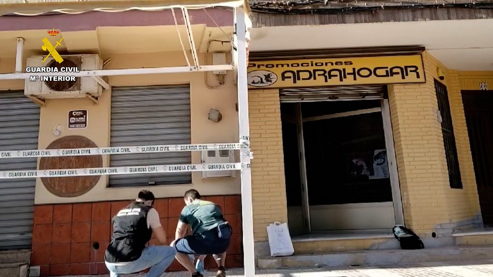 Investigan a cuatro menores por prender fuego a un sintecho en Adra