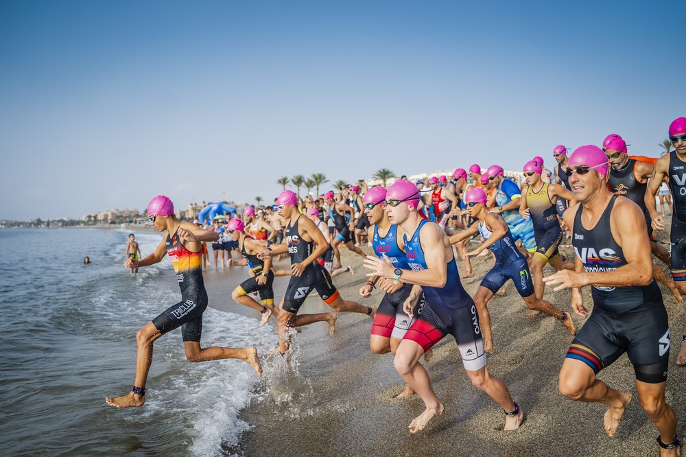 Los triatletas Alejandro Salmerón y Sonia Vázquez, vencedores absolutos del VIII Triatlón Cros Ciudad de Roquetas