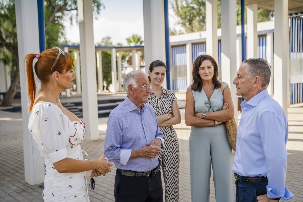 El alcalde de Roquetas de Mar, Gabriel Amat, visita el campamento de verano inclusivo de la Asociación Altea