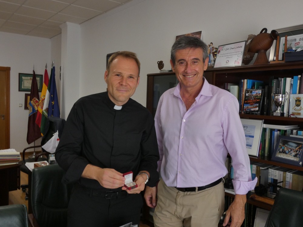 Manuel Cortés recibe y agradece al párroco, José María Sánchez, “por estos años de compromiso y entrega a Adra”