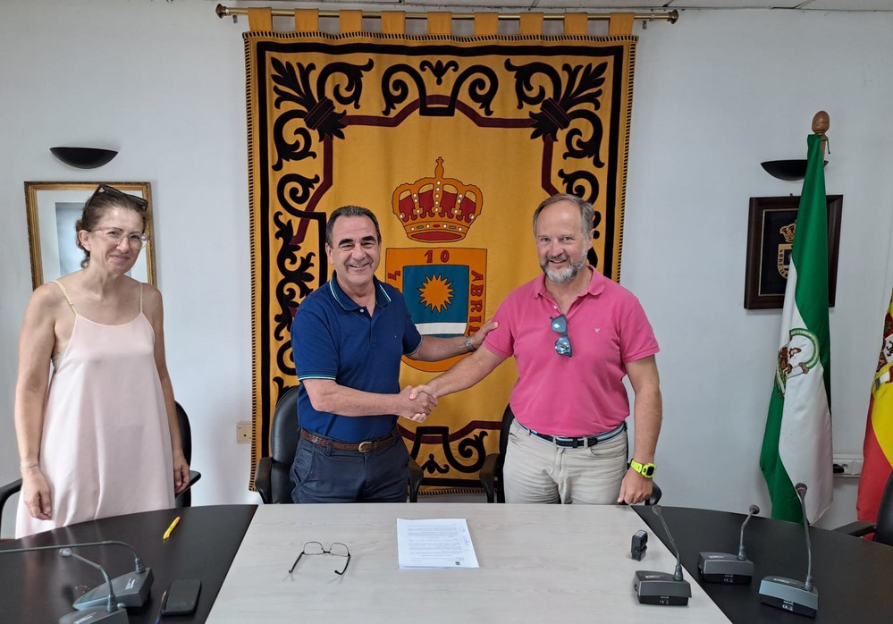 José Miguel Hernández firma el contrato para ejecutar las obras de conexión de La Mojonera con la Desaladora del Campo de Dalías