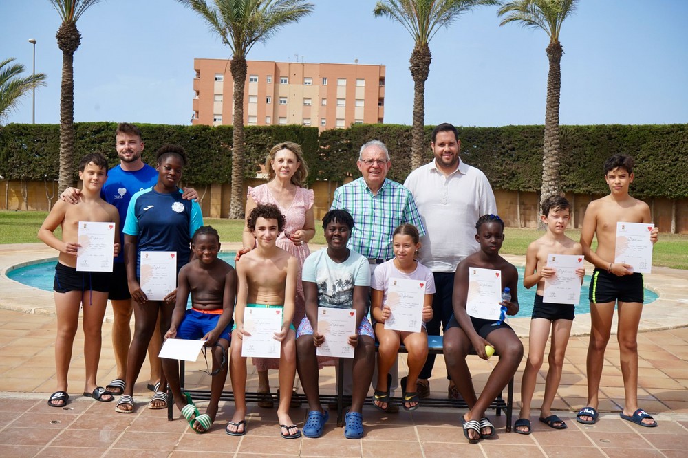 Antonio Bonilla otorga el nombre de la oro paralímpica a la piscina municipal