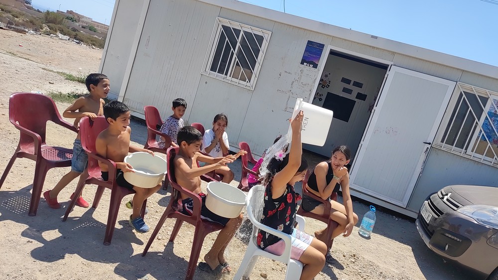 El Programa de Atención Integral despide el verano con un tren de agua y juegos tradicionales