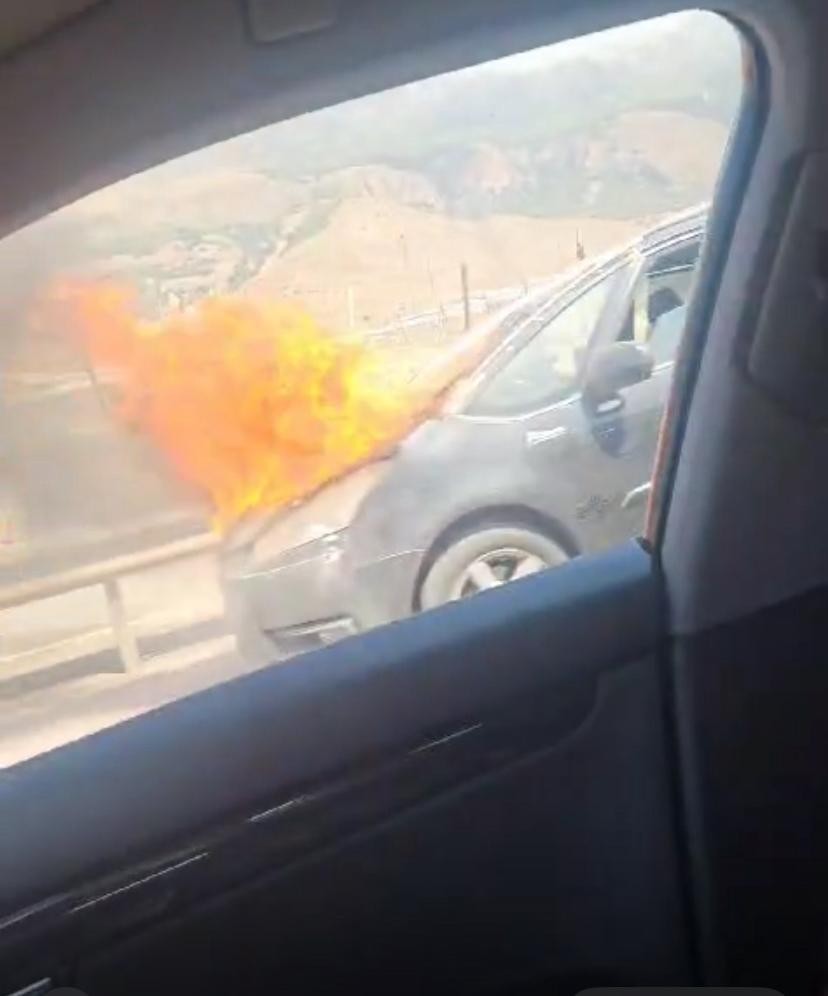 Arde un turismo en el kilómetro 7 de la carretera Dalías-Berja sin dejar heridos