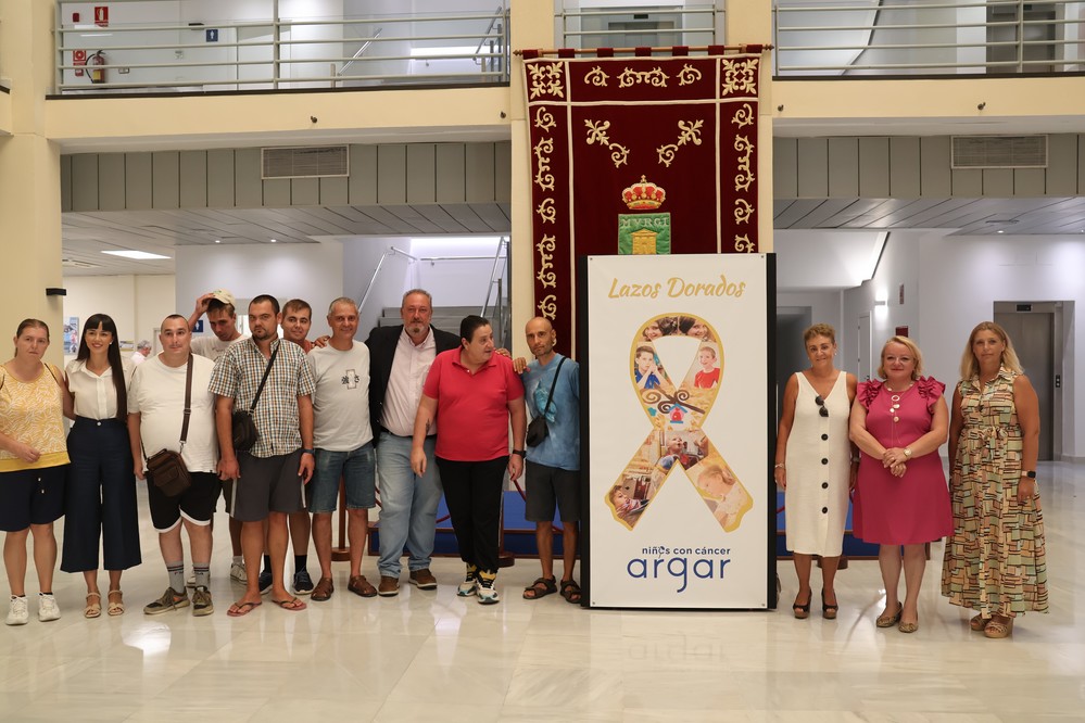 El Ejido muestra su apoyo a la lucha contra el cáncer infantil con la instalación de un lazo dorado en el Patio de Luces