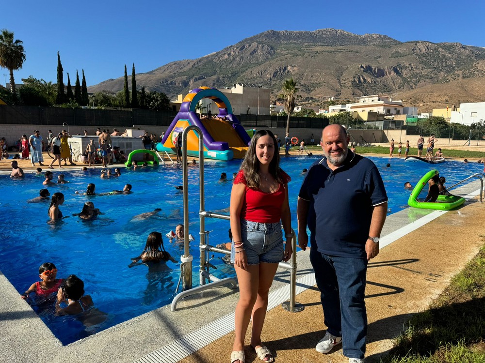  La Piscina Municipal de Dalías completa su aforo en la Fiesta del Agua y celebra el sorteo de dos bicicletas
