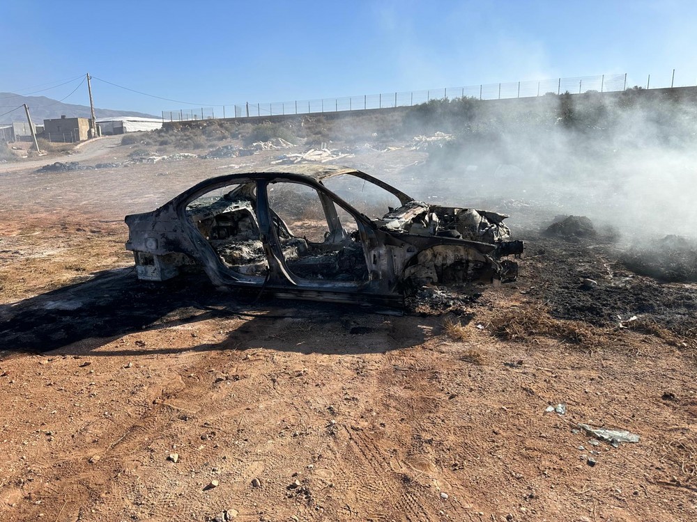 El incendio de un vehículo se acaba extendiendo por todo un solar del paraje de Los Hornillos