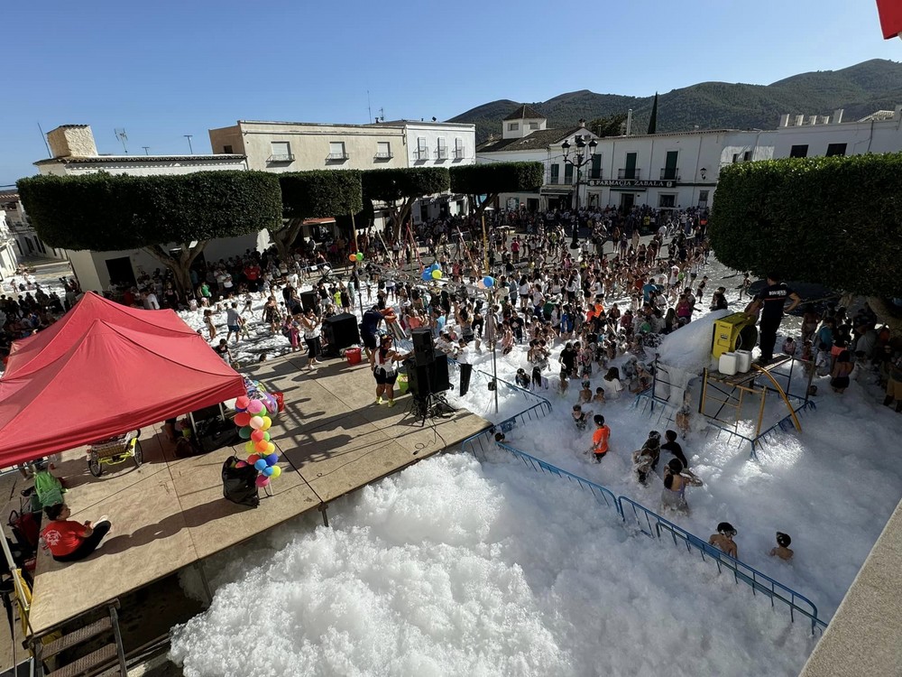 La Fiesta de la Espuma protagoniza el lunes de las fiestas de Dalías