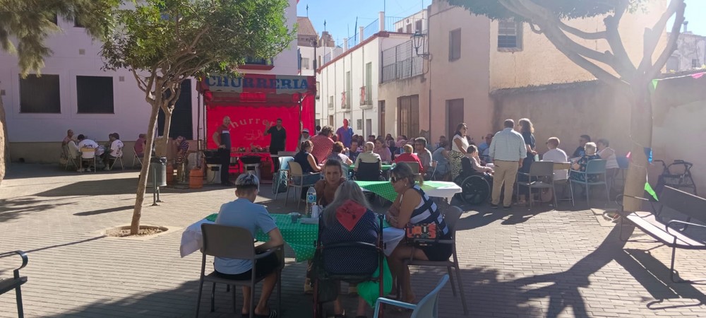Los mayores de Dalías disfrutan las fiestas con un desayuno, regalos, merienda y el concierto de Rocymar