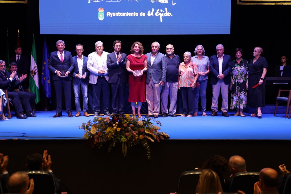El Ejido celebra sus 42 años con reconocimientos a personas y entidades destacadas por su contribución al desarrollo del municipio