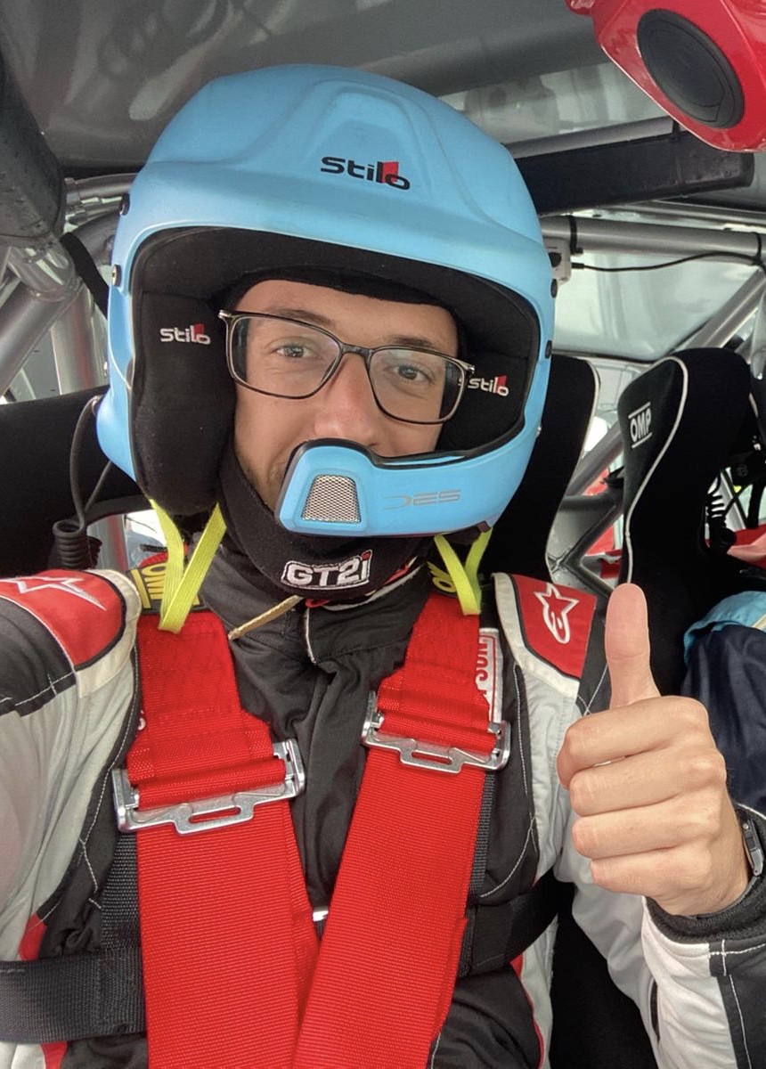 El piloto granadino, Pedro David Pérez, y el copiloto vicario, Alejandro Leseduarte, primeros en la  meta del Rallye Crono de Eníx