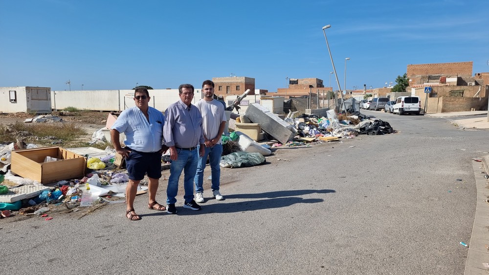 El PSOE amenaza con denunciar ante Sanidad los vertederos de basura del Pozo de la Tía Manolica