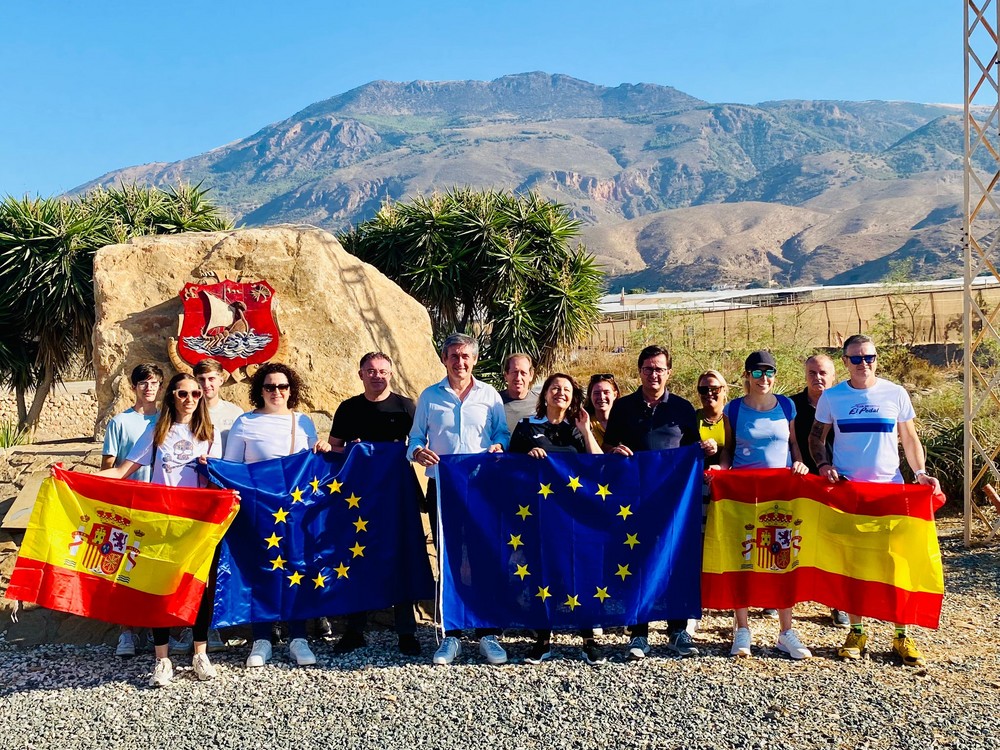 Crespo entrega la Bandera de Europa a la Hermandad del Cristo de la Luz y reivindica la importancia de municipios rurales como Dalías