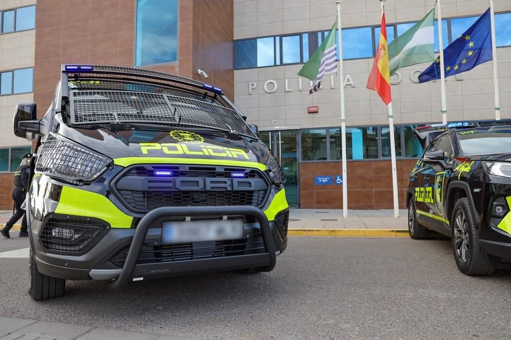 La Policía Local de El Ejido detiene a dos hombres que atacaron a una mujer en plena calle para robarle el móvil