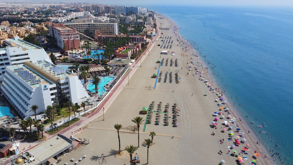 Turismo en Roquetas de Mar en agosto: número cuatro de Andalucía con casi medio millón de pernoctaciones