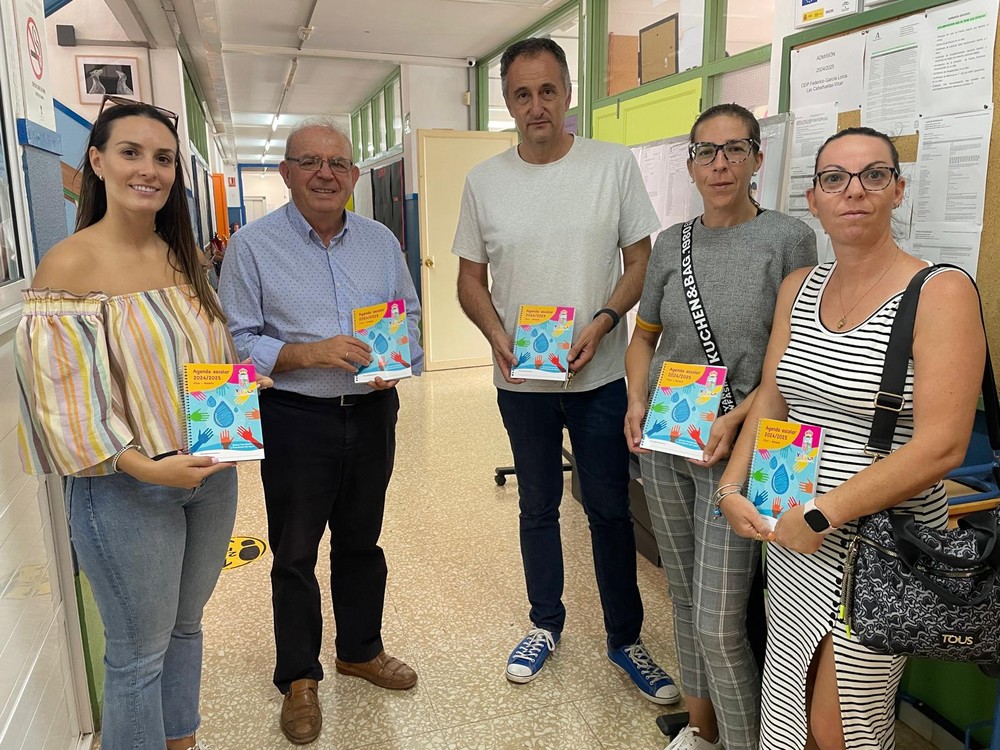 Vícar reparte 2.000 agendas a los niños y niñas de Primaria en el inicio del curso escolar 2024/2025