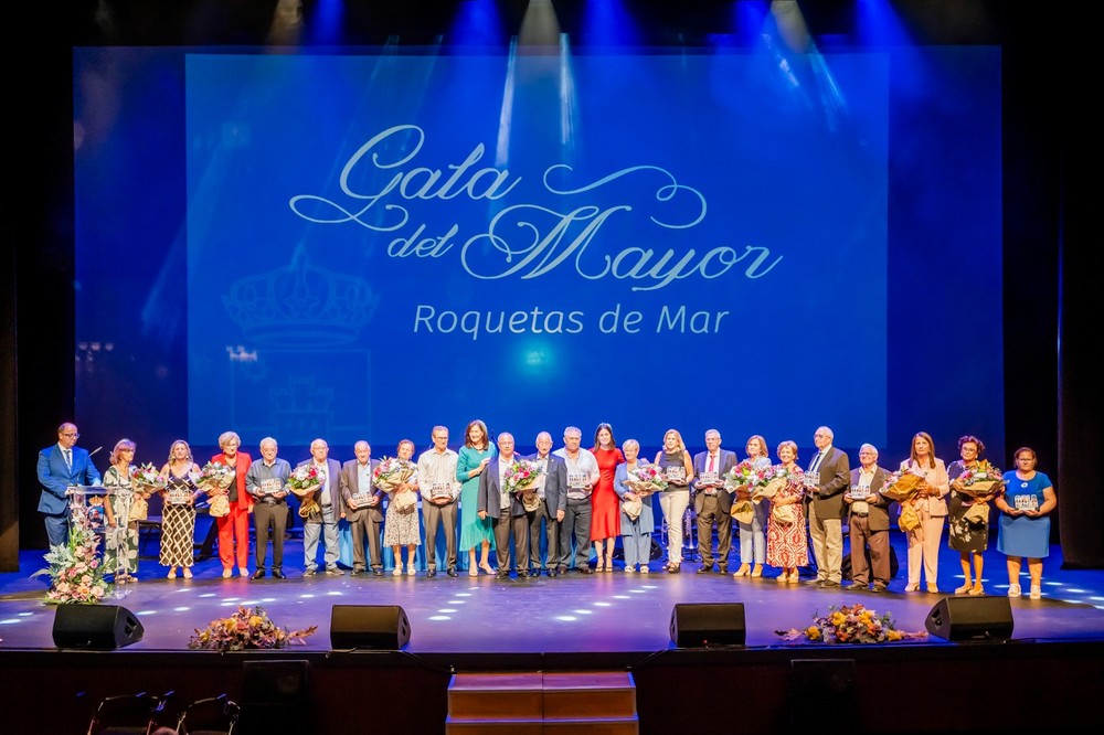Emotiva gala en homenaje a los mayores de Roquetas de Mar