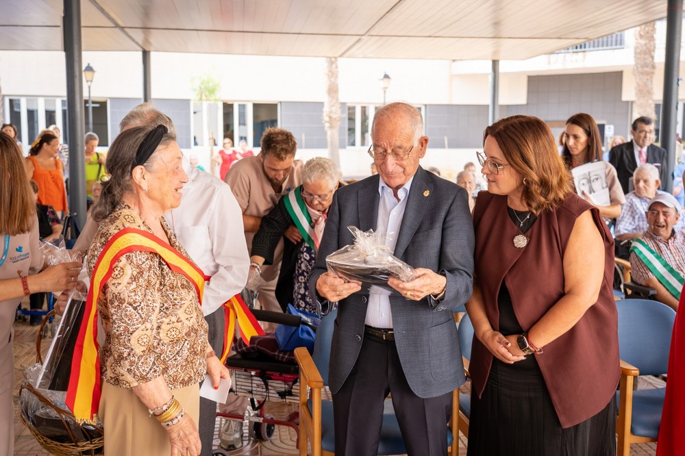 Los usuarios de la Residencia Virgen del Rosario celebran la tradicional eucaristía en honor a la Patrona