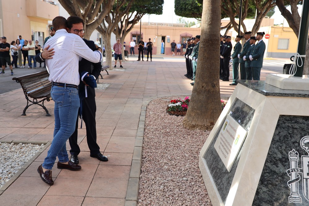 La conocida ‘Plaza El Kiriki’ de Santo Domingo lleva desde hoy el nombre de ‘Plaza Juan Jesús López Álvarez’, en recuerdo del agente de la Guardia Civil fallecido en marzo en acto de servicio