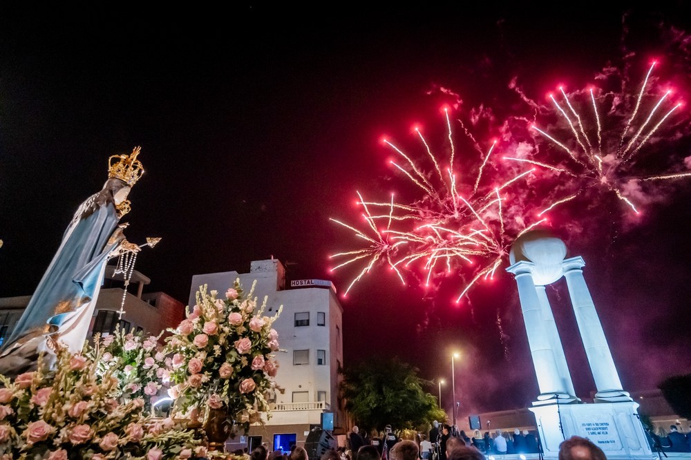 Roquetas muestra su devoción a la Virgen del Rosario en su solemne procesión por las calles de Roquetas de Mar