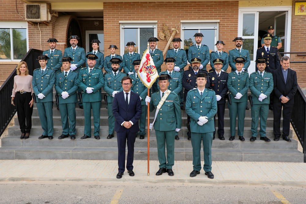 El Ayuntamiento regala a la Guardia Civil de El Ejido un banderín "como muestra de respeto y agradecimiento"