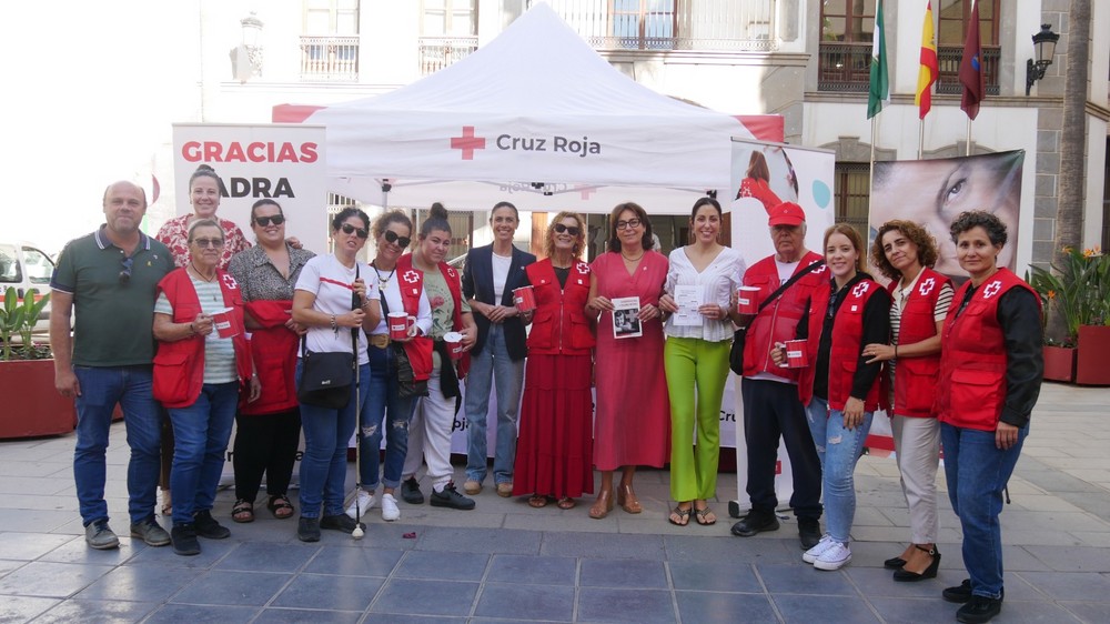 Cruz Roja de Adra recauda fondos con sus huchas solidarias en el Día de la Banderita a las puertas del Ayuntamiento