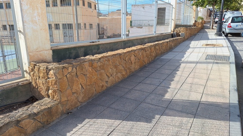 El Ayuntamiento repara el acerado de varias calles en Dalías