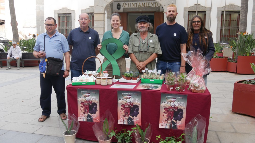 ‘El Timón’ conmemora el Día de la Salud Mental con una mesa informativa en Adra