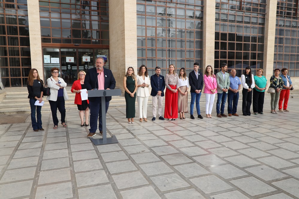 El Ejido celebra el Día Mundial de la Salud Mental con una lectura de manifiesto y un gran lazo humano