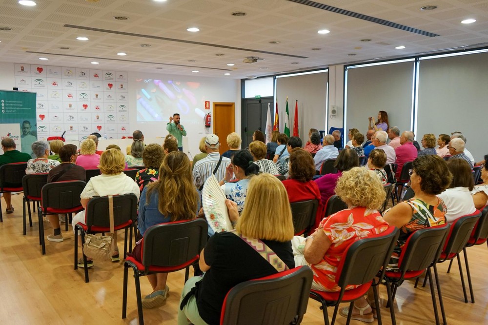 Casi un centenar de mayores de Vícar participan en el taller 'Juventud Acumulada. Sexualidad activa y saludable'