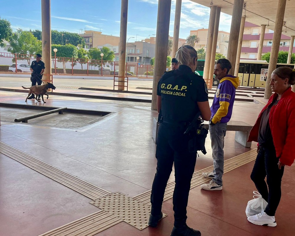 La Policía Local lleva a cabo un dispositivo contra el intrusismo en el sector del taxi en la Estación de Autobuses de El Ejido