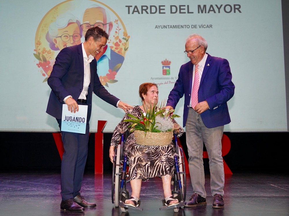 La emoción y los recuerdos, protagonistas de la ‘Tarde del Mayor’ de Vícar