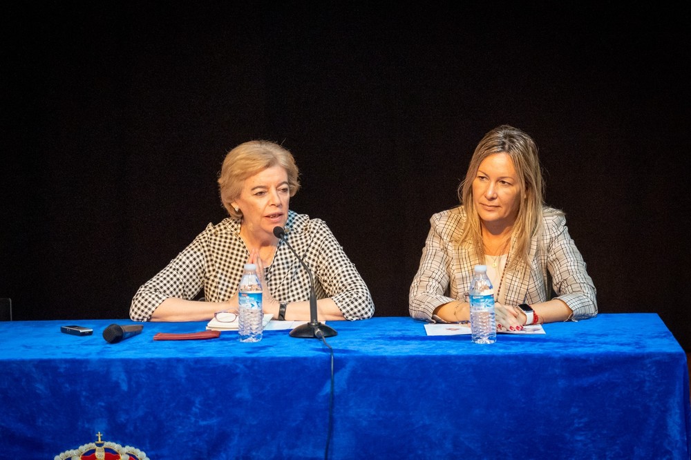 María Sanz explica su poesía a 180 alumnos en la actividad ‘Poeta y jóvenes’ en Roquetas de Mar