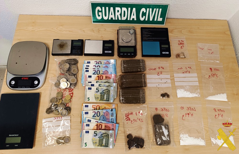 La Guardia Civil neutraliza un punto de venta de drogas camuflado como un negocio en Adra