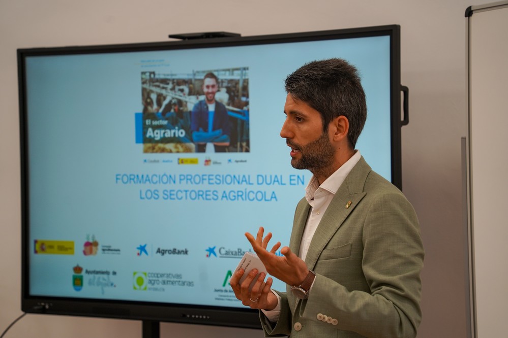 El Ayuntamiento de El Ejido colabora con Caixabank Dualiza para impulsar el FP Dual en el sector agrario