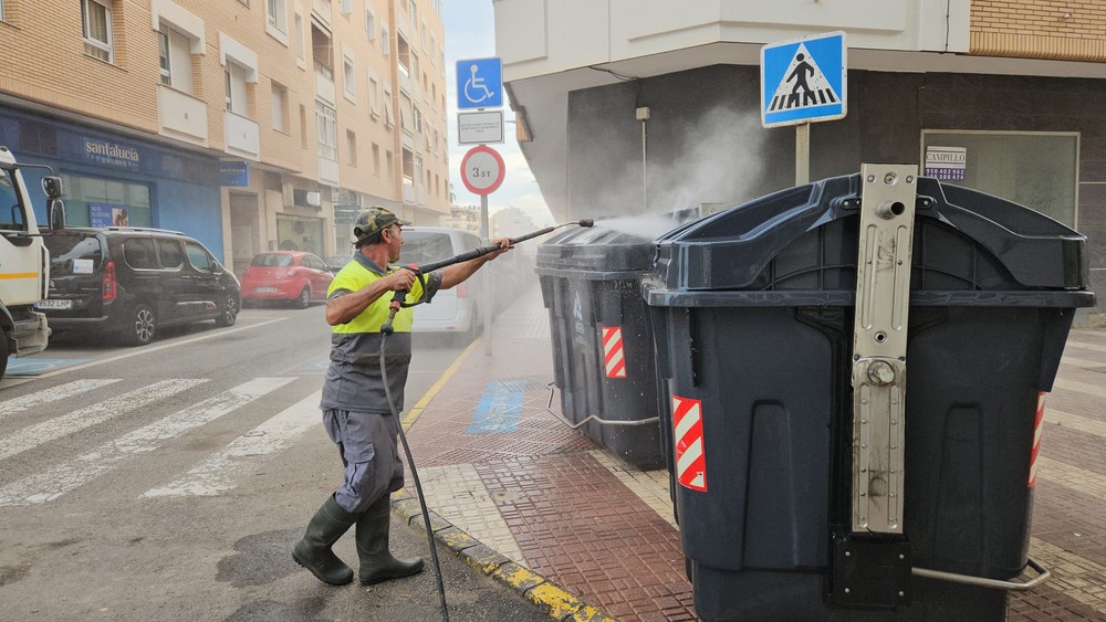 El Ayuntamiento intensifica labores extraordinarias de limpieza de los contenedores de Adra y sus barriadas