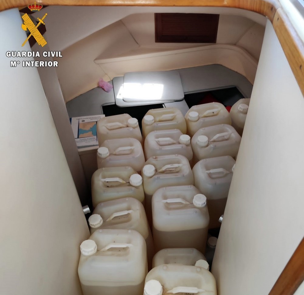 La Guardia Civil incauta una narcolancha con más de 1.000 litros de gasolina en Adra