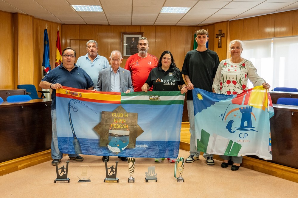 El alcalde recibe a los roqueteros que han resultado finalistas en el Campeonato de España de Pesca