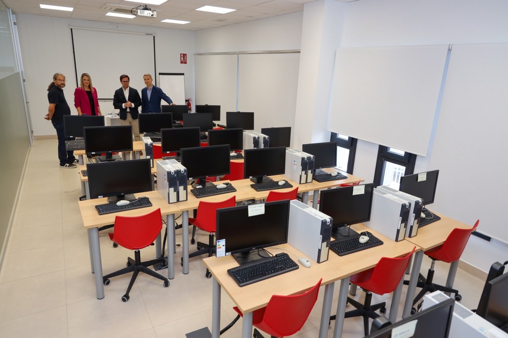 Amós García valora junto al alcalde de El Ejido las mejoras del SAE en el primer aniversario de las nuevas instalaciones