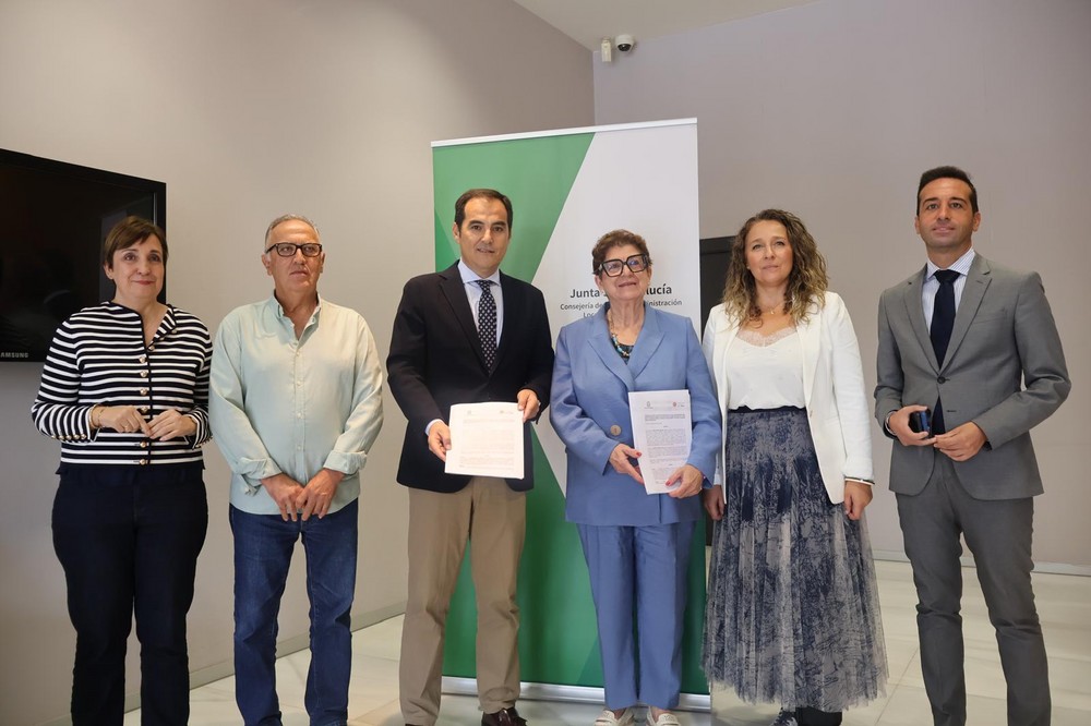 La Junta firma un convenio para que menores infractores cumplan medidas judiciales en la asociación El Timón