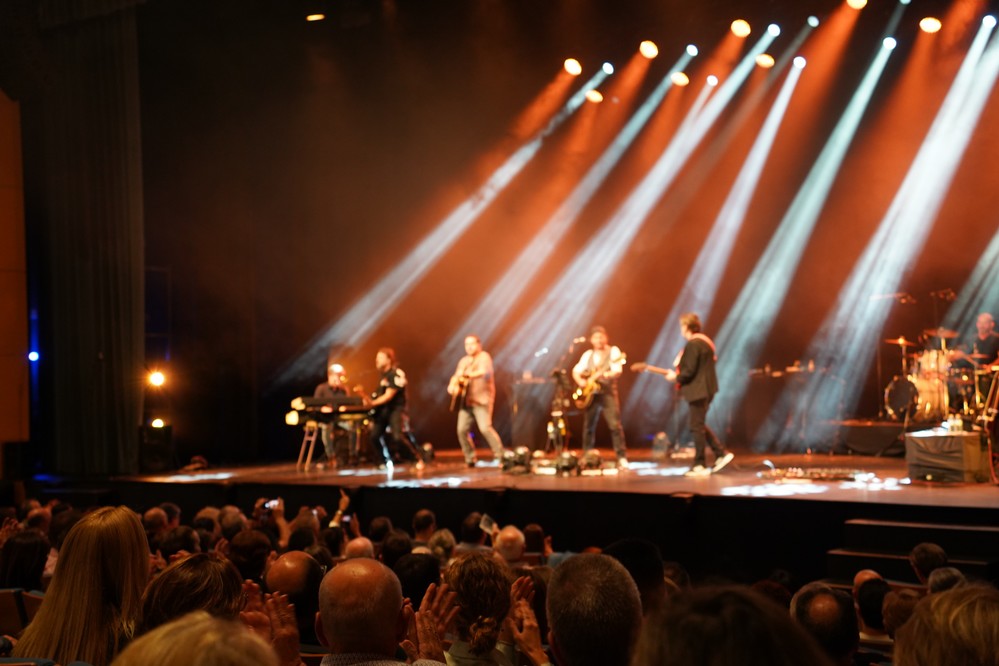 Los Secretos pone en pie al Auditorio de El Ejido con un extraordinario concierto