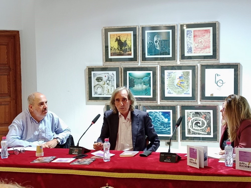 Julio Martínez Mesanza protagoniza el ‘Aula de Literatura’ y ‘Poeta y jóvenes’ en Roquetas de Mar