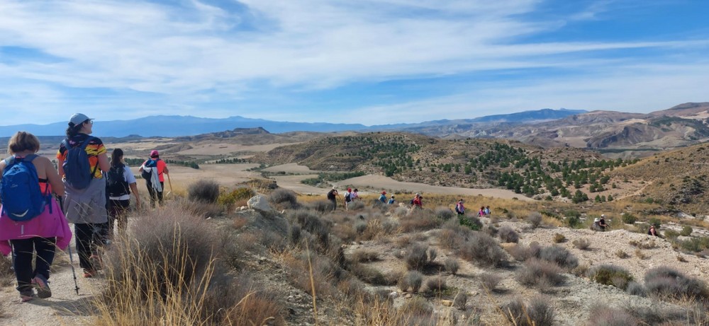 Medio centenar de senderistas del programa ‘Deporte y Naturaleza’ pasean por la prehistoria en el sendero de la Acequia del Toril