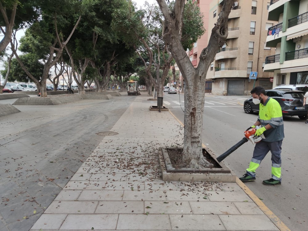 El Ayuntamiento de Adra incorpora una nueva brigada en horario de tarde al servicio de limpieza