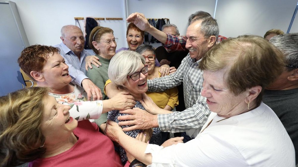 Los mayores de Vícar, a olvidar las preocupaciones en un taller de risoterapia