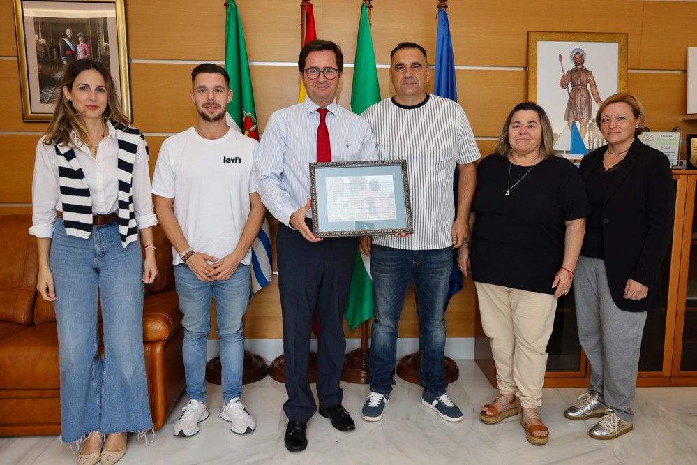 La Agrupación Musical ‘Santa María de la Paz’ entrega al alcalde la partitura de la marcha ‘Murgi’ dedicada a El Ejido